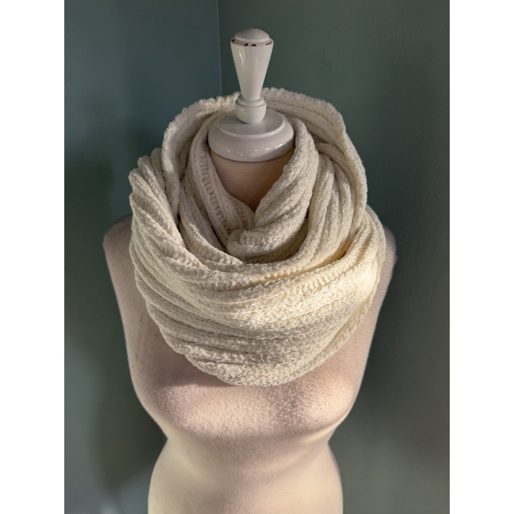 New York & Company Chunky Cable Knit Circle Infinity Scarf Soft Fuzzy chenille